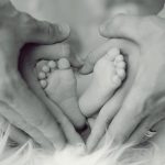 baby voetjes - afb Andreas Wohlfahrt via Pixabay (rechtenvrij)