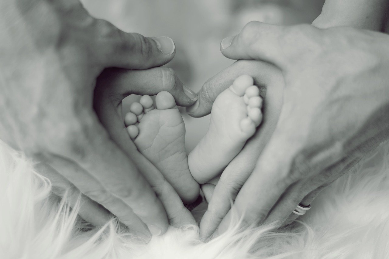 baby voetjes - afb Andreas Wohlfahrt via Pixabay (rechtenvrij)