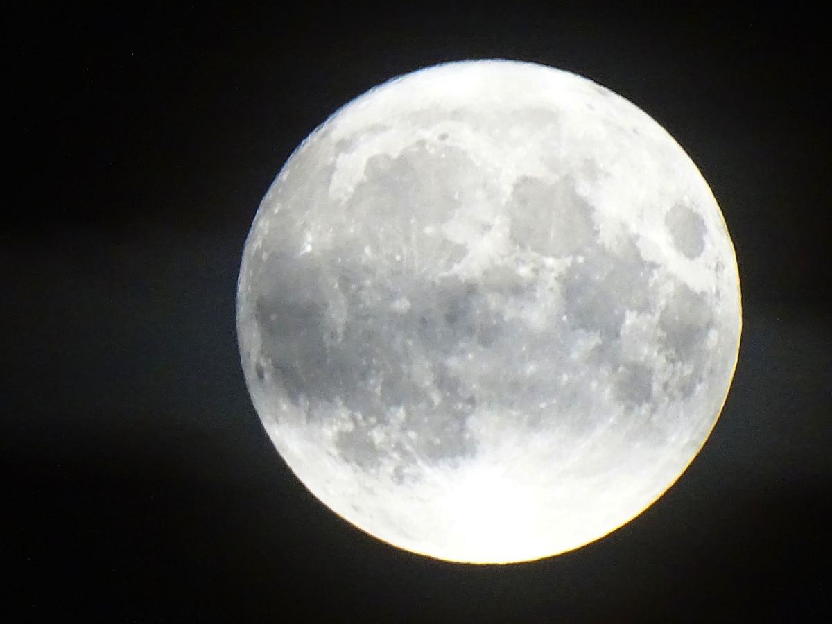 Een volle maan (eigen foto © R. Brinkman)