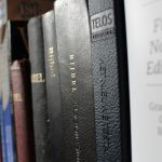 boekenkast met bijbels