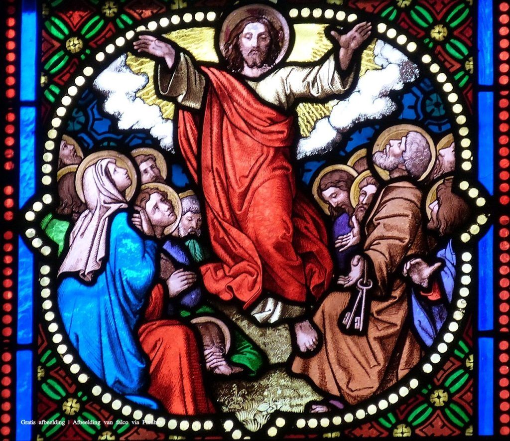Hemelvaart - Jezus Opgevaren naar de Hemel (glas in lood rechtenvrije afbeelding pixabay)
