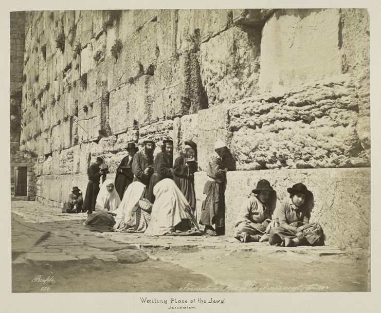 Joodse Gelovigen bij de Klaagmuur (ca 1870) Félix Bonfils, Public domain via Wikimedia Commons